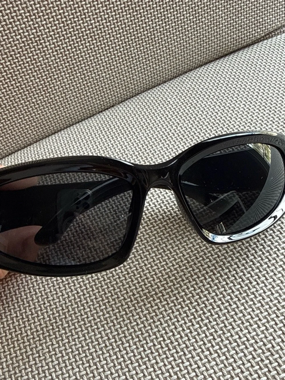 Men's Black Oval Sunglasses — Sleek UV Protection
